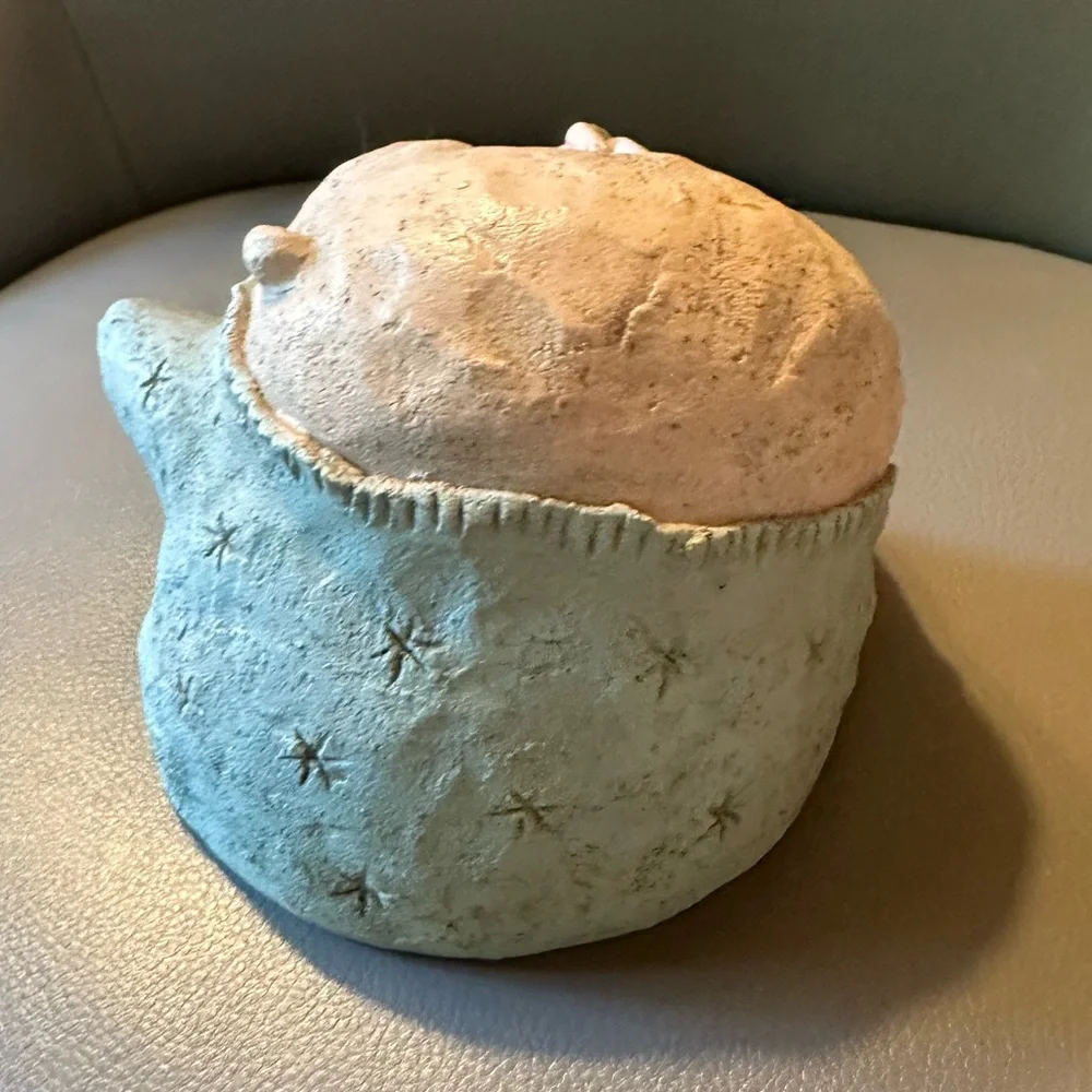 Whimsical, funny plaster-like bathroom shelf decor. - Picture 3 of 5